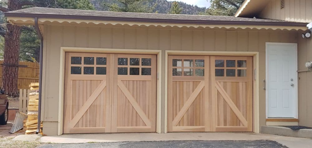 Small home with a windy driveway and green grass